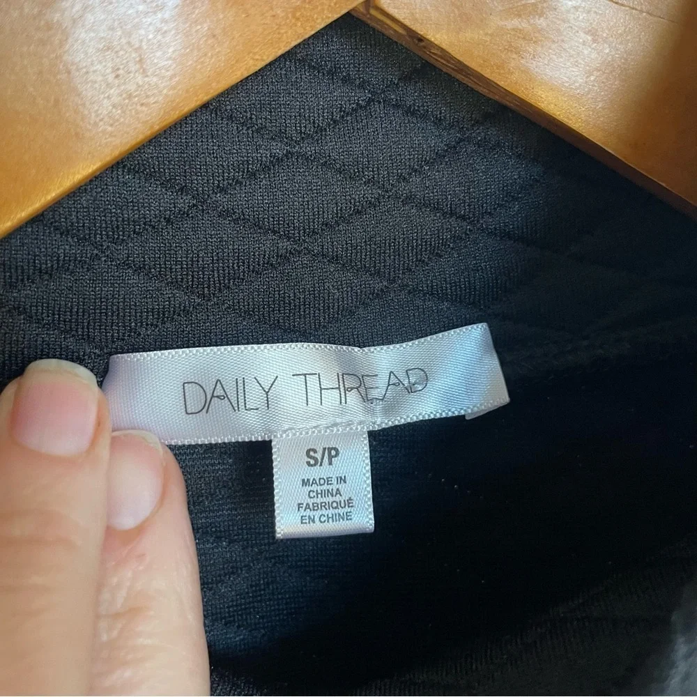 DAILY THREAD Women’s Black Wide Sleeve Quilted Sweatshirt Turtleneck Size Small - Picture 8 of 14